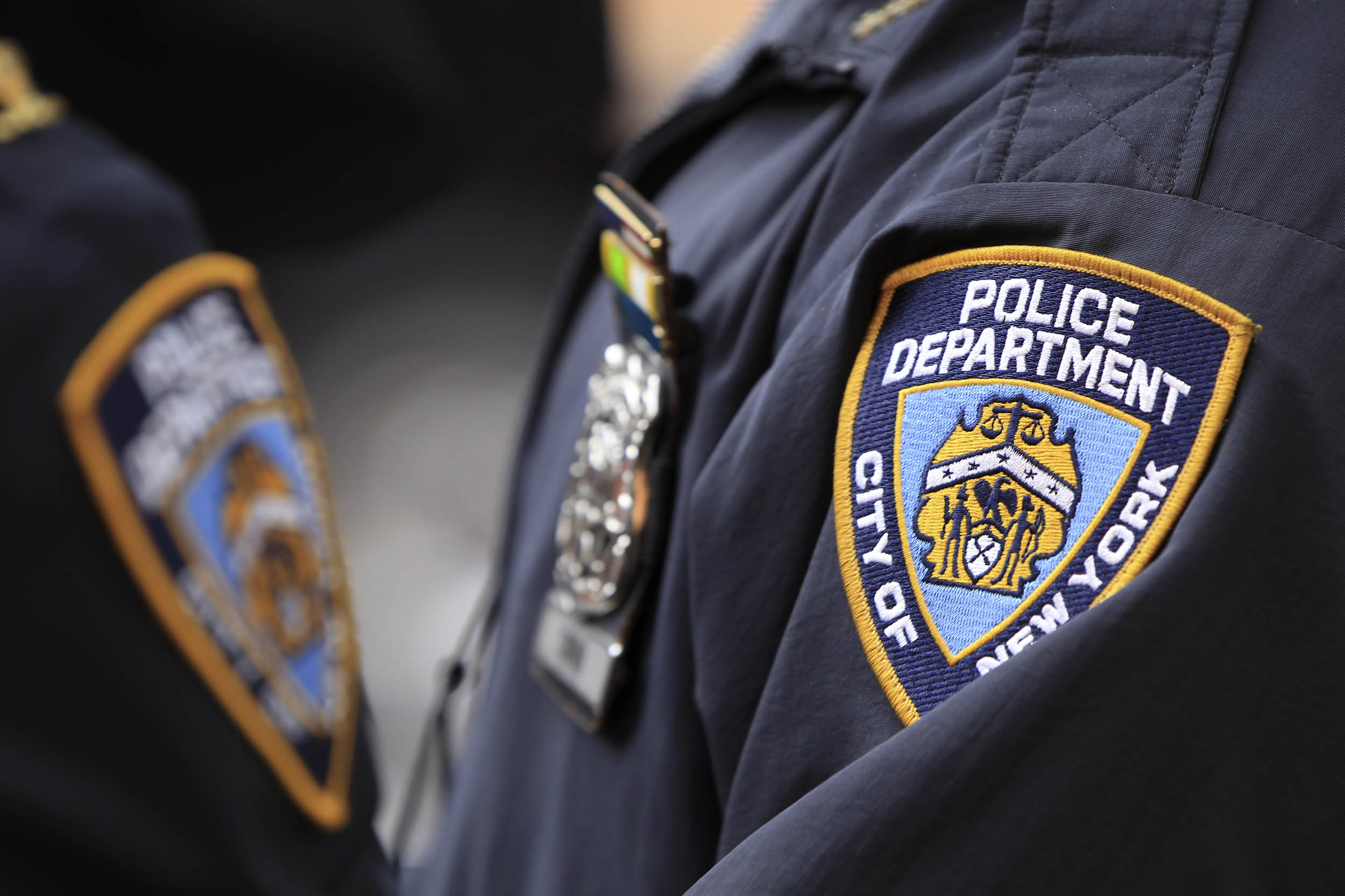 New York Police Department officers stand outside of a midtown Manhattan office building after evacuating workers that had been overcome by fumes in New York November 3, 2011.  REUTERS/Lucas Jackson (UNITED STATES - Tags: DISASTER) - RTR2TKKD