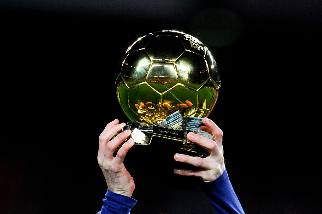 BARCELONA, SPAIN - JANUARY 17:  Lionel Messi of FC Barcelona holds up the FIFA Ballon d'Or trophy prior to the La Liga match between FC Barcelona and Athletic Club de Bilbao  at Camp Nou on January 17, 2016 in Barcelona, Spain.  (Photo by David Ramos/Getty Images)