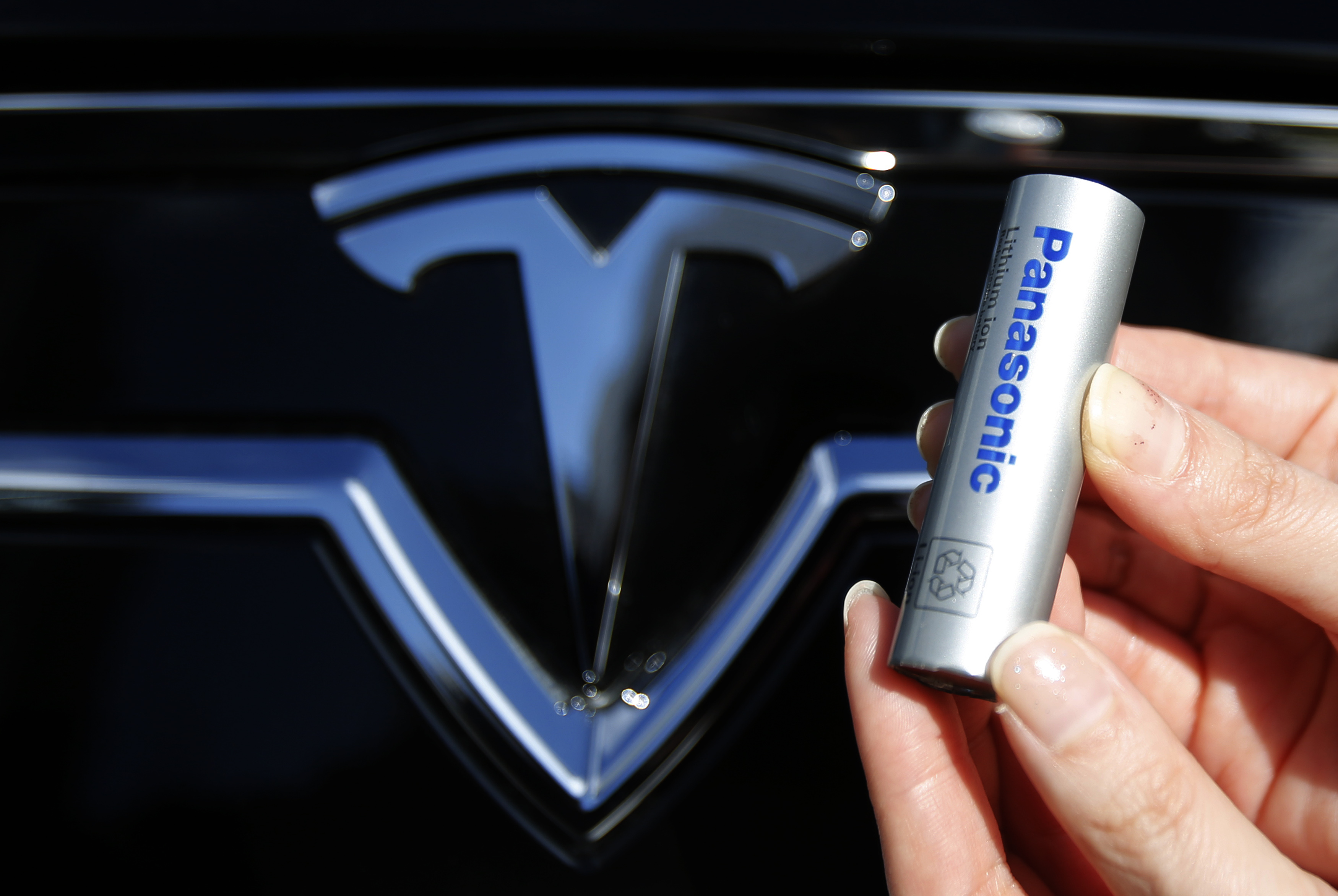 A Panasonic Corp's lithium-ion battery, which is part of Tesla Motor Inc's Model S and Model X battery packs, is pictured with Tesla Motors logo during a photo opportunity at the Panasonic Center in Tokyo, ahead of the 2013 Tokyo Motor Show, November 19, 2013. The Tokyo Motor Show will be held from November 22 to December 1. REUTERS/Yuya Shino (JAPAN - Tags: TRANSPORT BUSINESS LOGO) - RTX15JFN