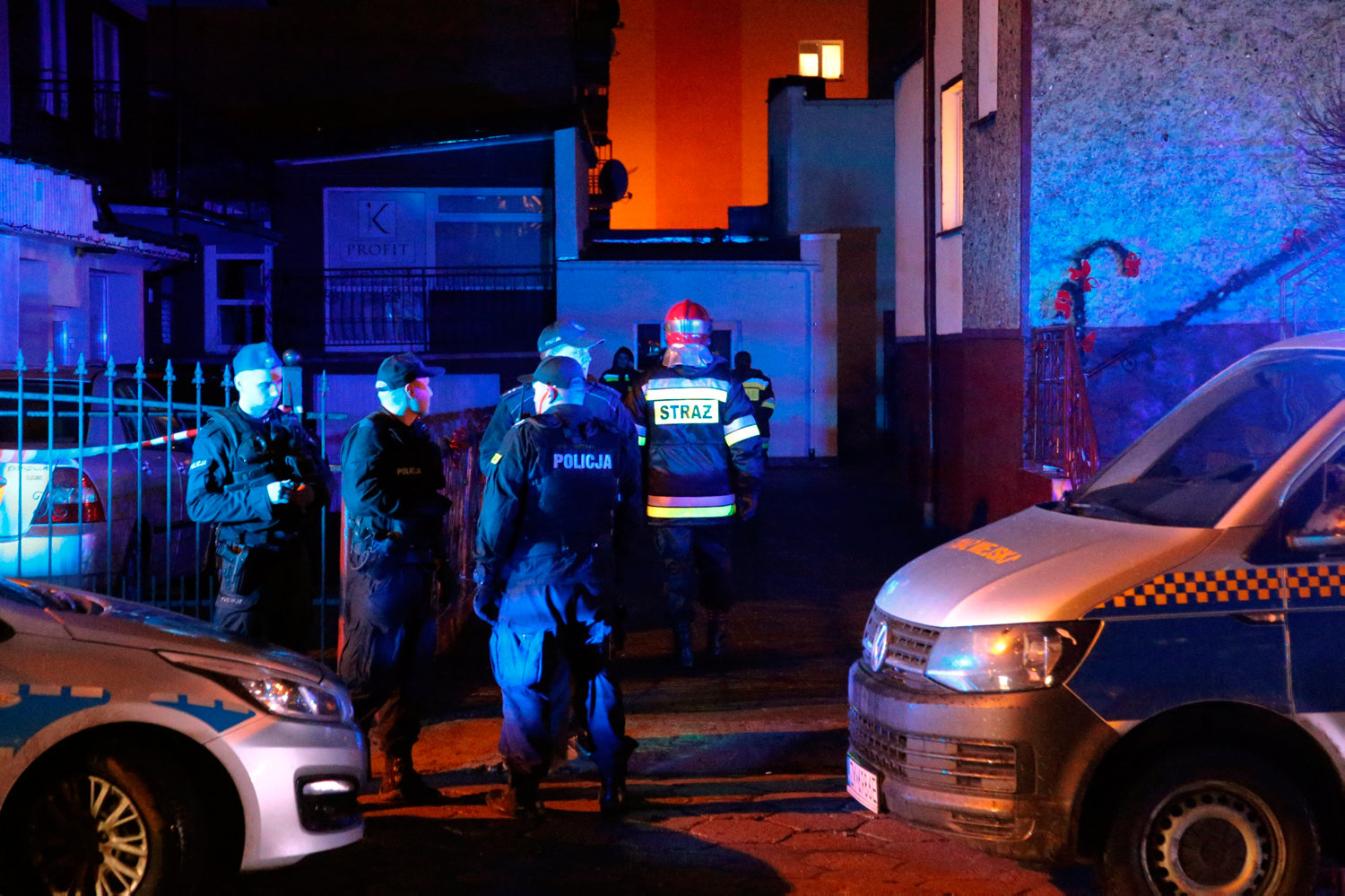 Police officers and fire fighters are seen at the site of a fire which broke out in an escape room in Koszalin, Poland January 4, 2019. Picture taken January 4, 2019. Agencja Gazeta/Cezary Aszkielowicz/via REUTERS ATTENTION EDITORS - THIS IMAGE WAS PROVIDED BY A THIRD PARTY. POLAND OUT. NO COMMERCIAL OR EDITORIAL SALES IN POLAND.