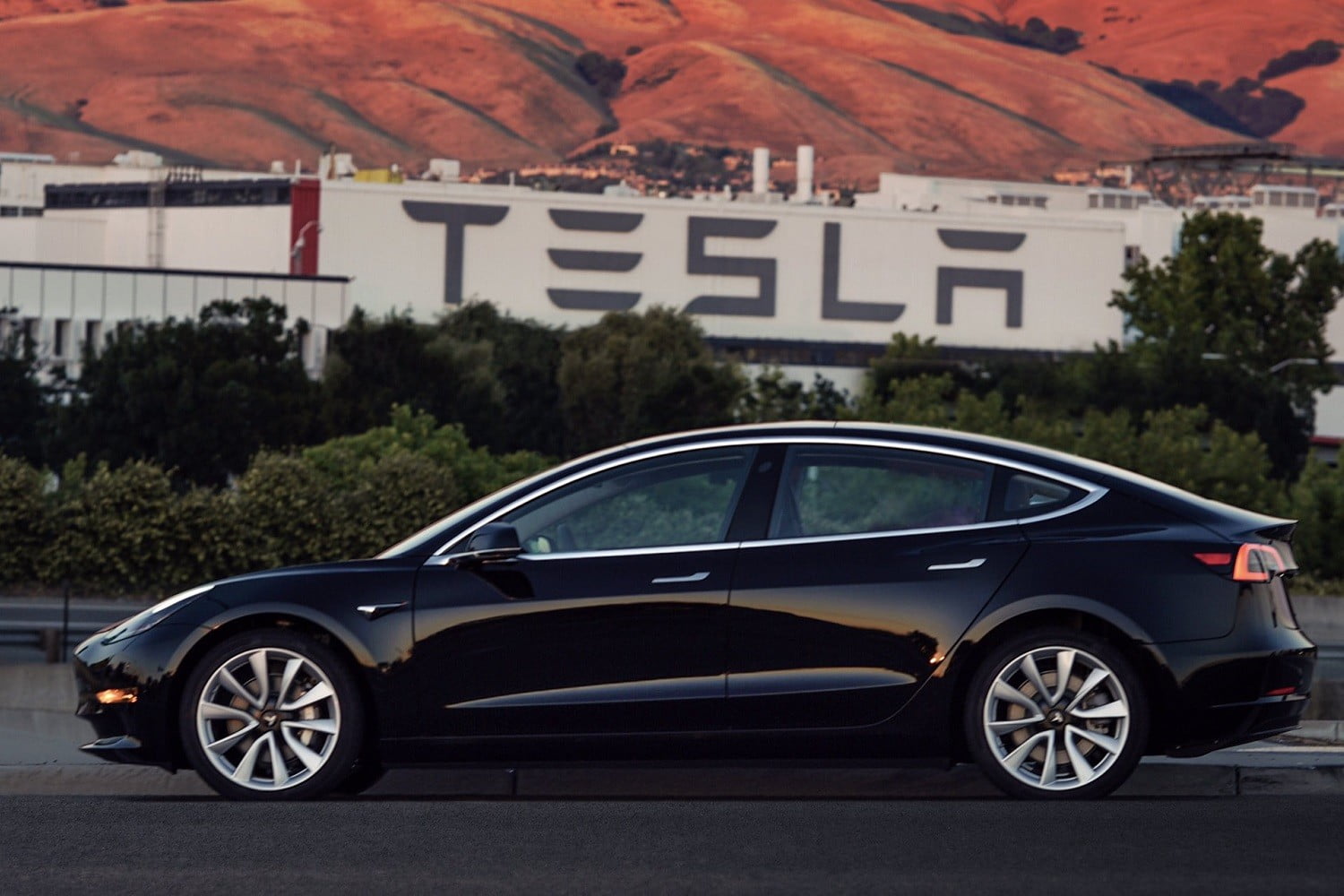 Tesla Model 3 Price Cut by 1100 USD