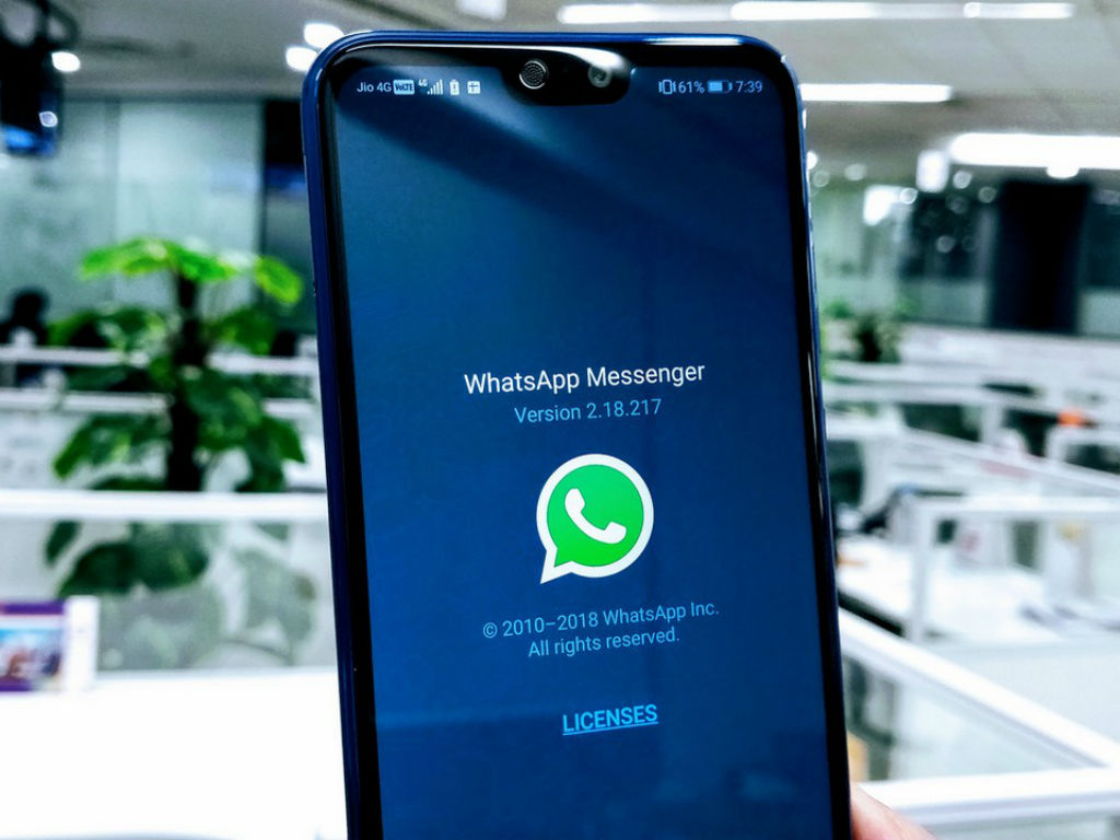 WhatsApp Dark Mode update is here and you can get it right now!