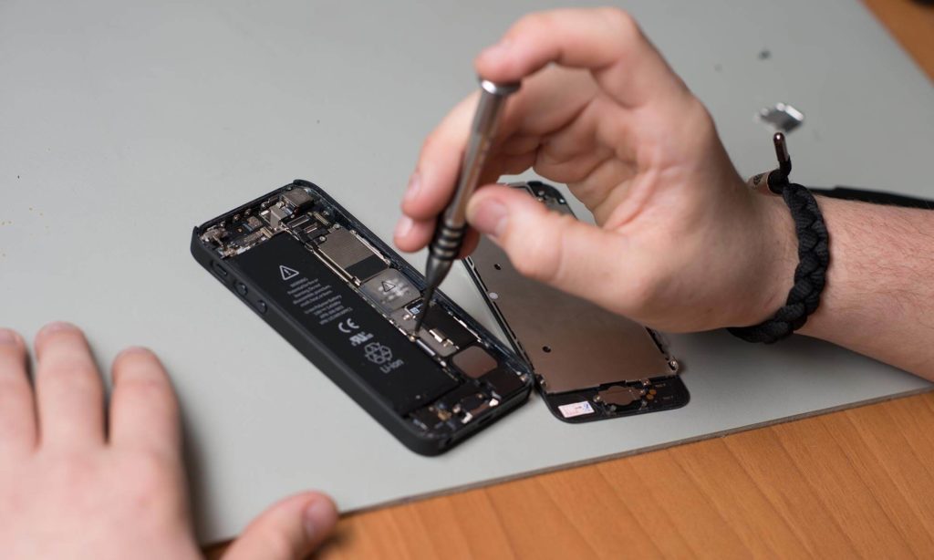 Apple added 1000 new repair locations for iPhone and MacBook overnight