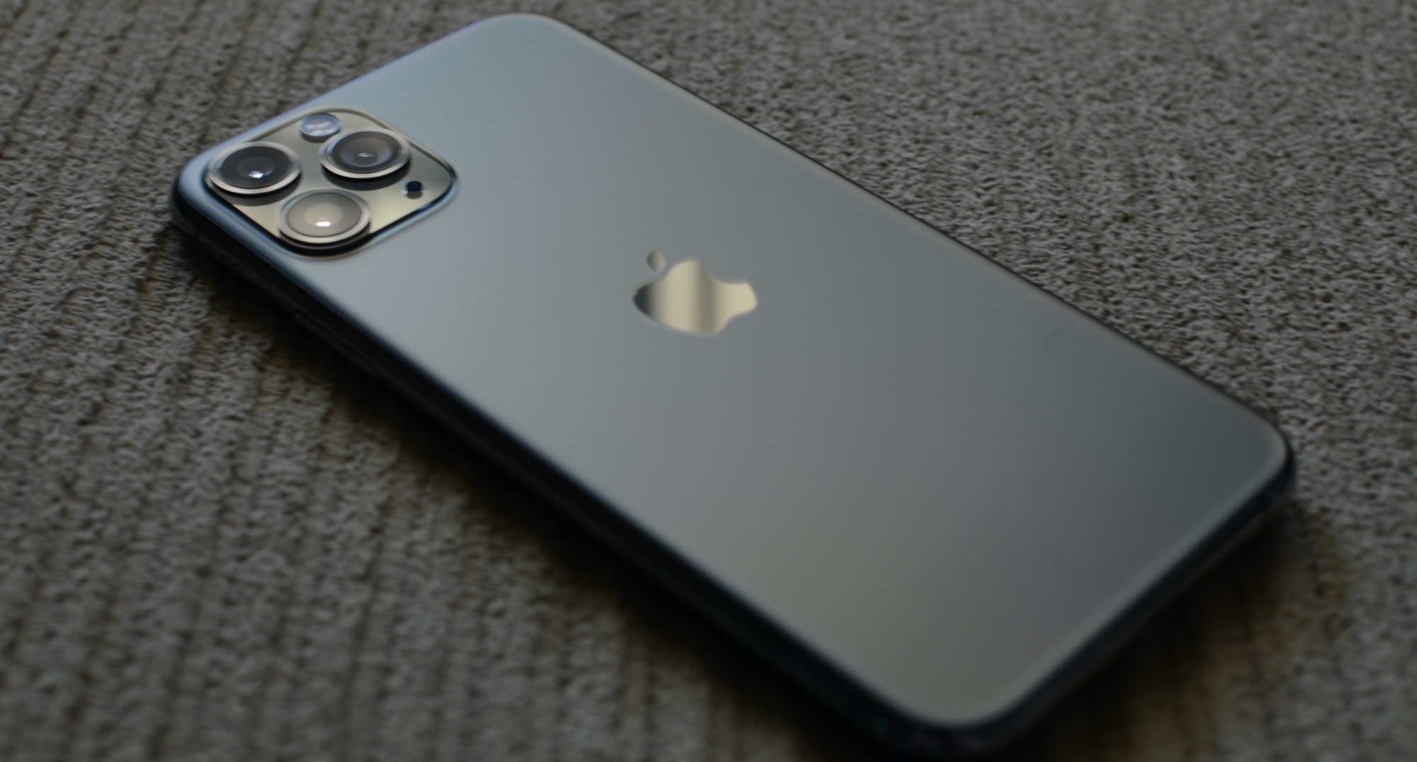 https://www.hiptoro.com/wp-content/uploads/2020/03/Apple-iPhone-12-Release-Date-Camera-Specs-64MP-Lens-Improved-Night-Mode-Smart-HDR-Macro-Shots.jpg