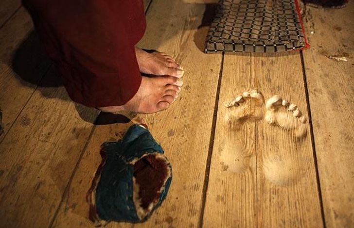 Every day for 20 years Chinese monk Hua Chi knelt to do his prayers so many times during the day that his footprints remained ingrained into the wooden floor of the temple
