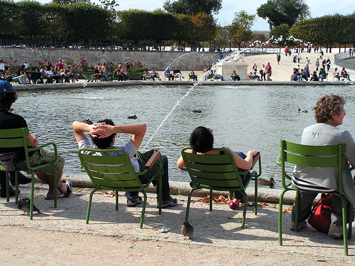 The Right Moment At Tuileries Garden In Paris