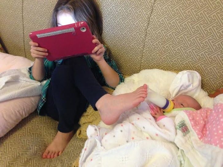 Hilarious kids: See how good this sister is at multitasking!