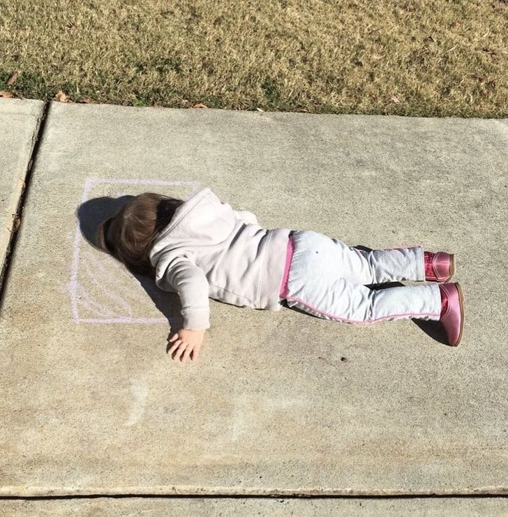 Hilarious kids: She drew a pillow with chalk and slept on it. How intelligent the kids can be!