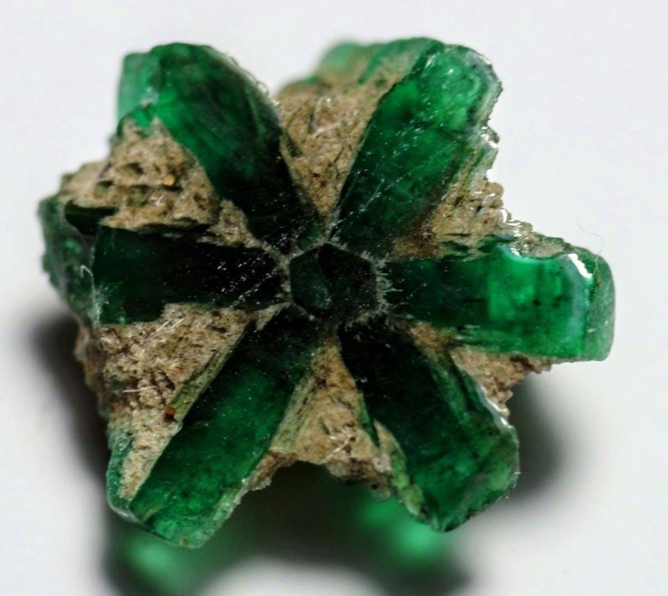 tripache emerald was penetrated with carbon during its formation