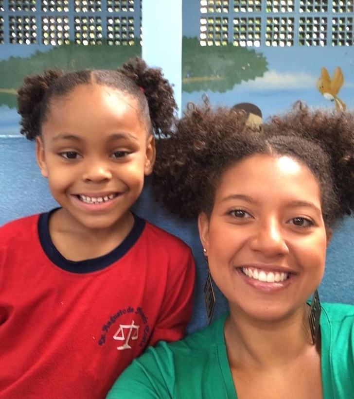 This teacher changed her hairstyle like a student who was bullied because of her hair.