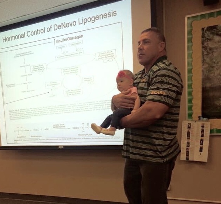 The professor took the whole lecture holding a 4-year-old girl in his hands