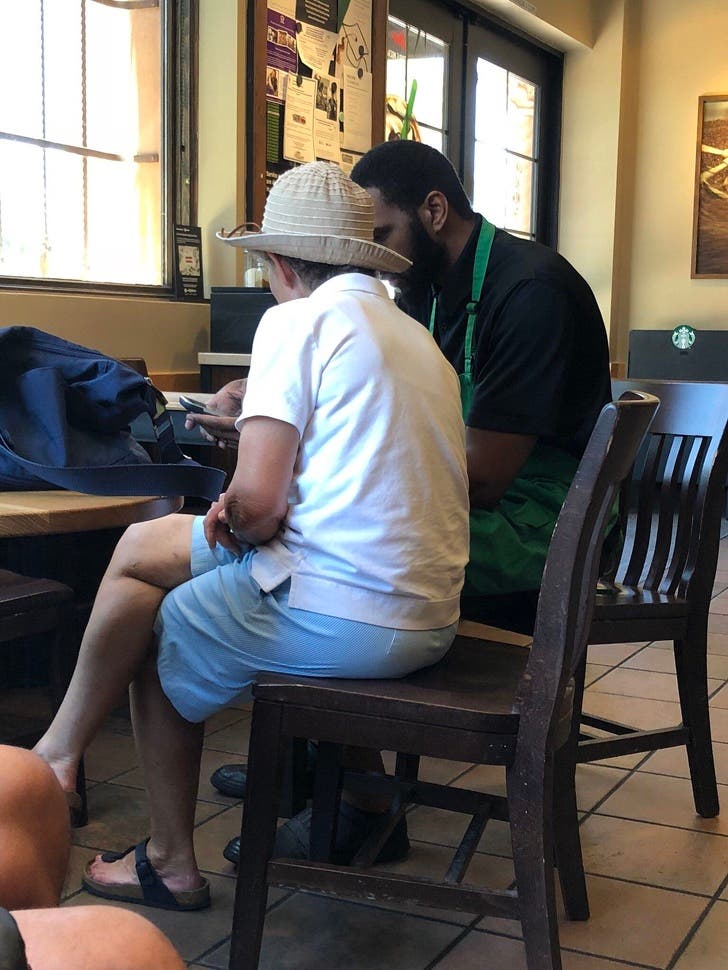 This Starbucks worker sat down for 15 minutes in order to show an elderly patron how to use her new cell phone