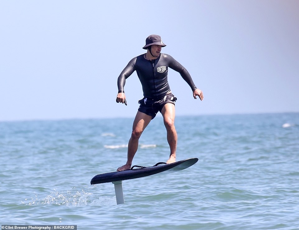 Orlando Bloom surfing