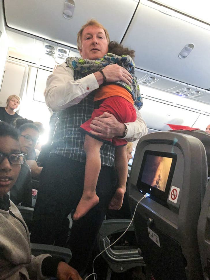  This caring steward on a Norwegian Airlines flight helped a mom to calm down her 2 year-old son