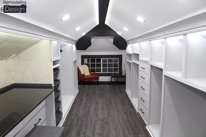 The furniture used in the walk-in closet perfectly suits the place