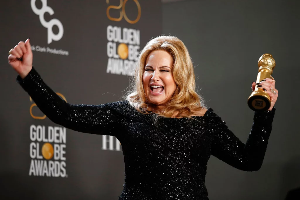 Jennifer-Coolidge-Steals-the-Show-Golden-Globe-Awards-2023-What-You-Didnt-See