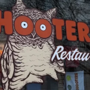 is Hooters shutting down