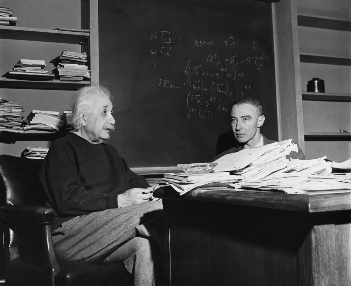 Albert Einstein, Oppenheimer