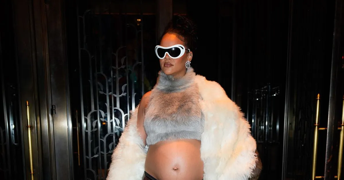Rihanna in NYC sporting a baby bump