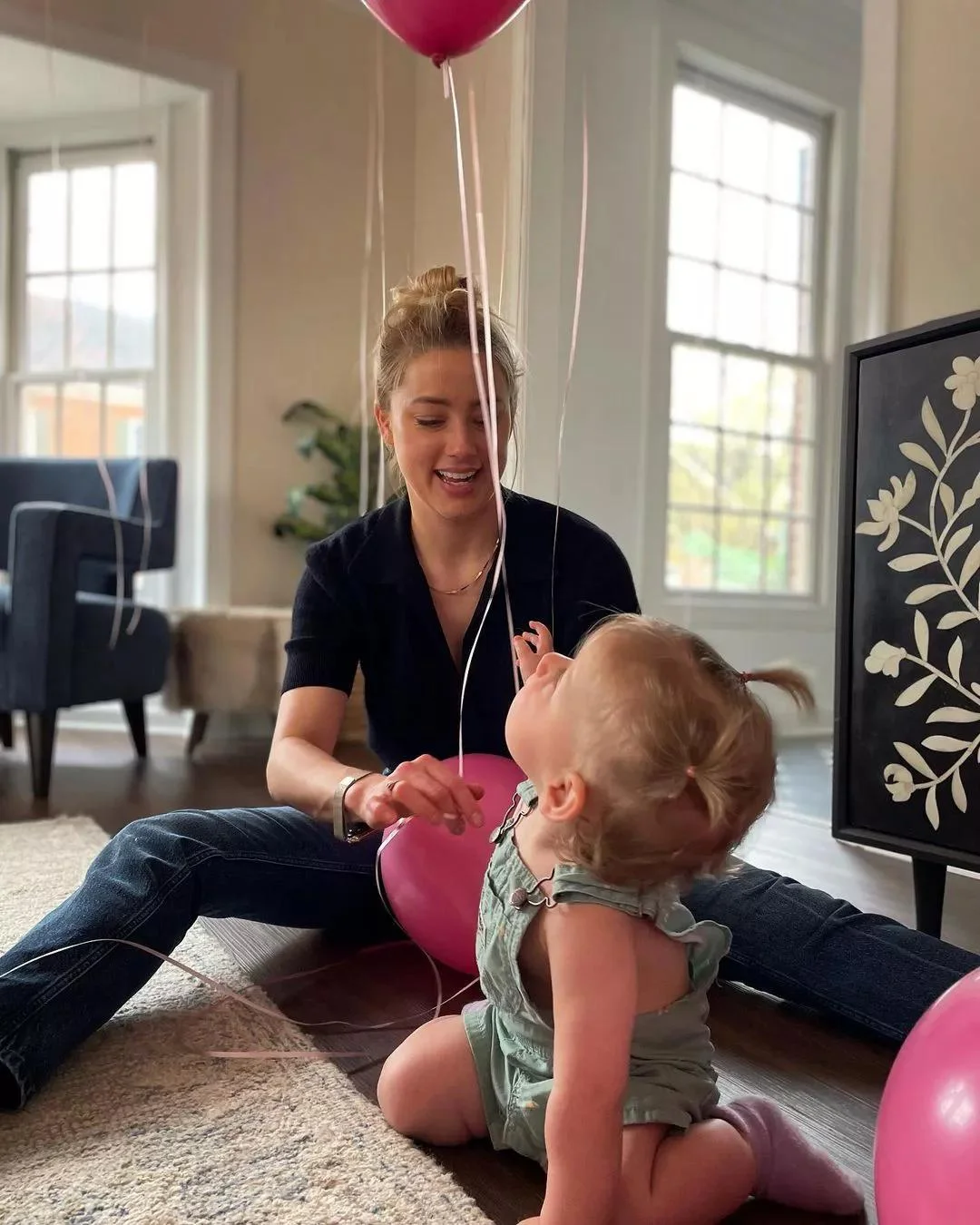 How Amber Heard Masters the Art of Being a Hollywood Mom While Filming "In the Fire"
