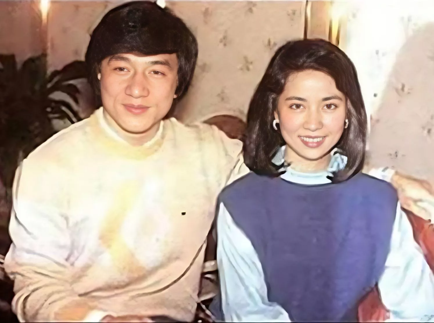 Джеки чан семья жена. Линь Фэнцзяо и Джеки Чан. Джеки Чан с женой 2021. Жена Джеки Чана Линь Фэнцзяо.