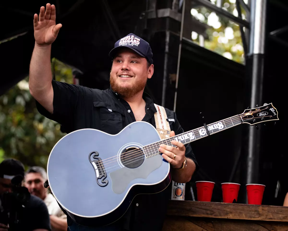 Luke Combs singer