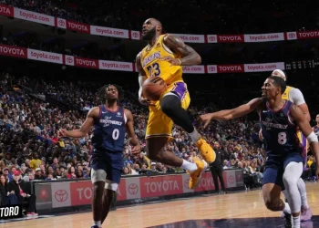 The Lakers' Dilemma Early Struggles and LeBron's Increased Burden4