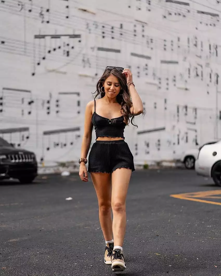 Violet Summers social media
