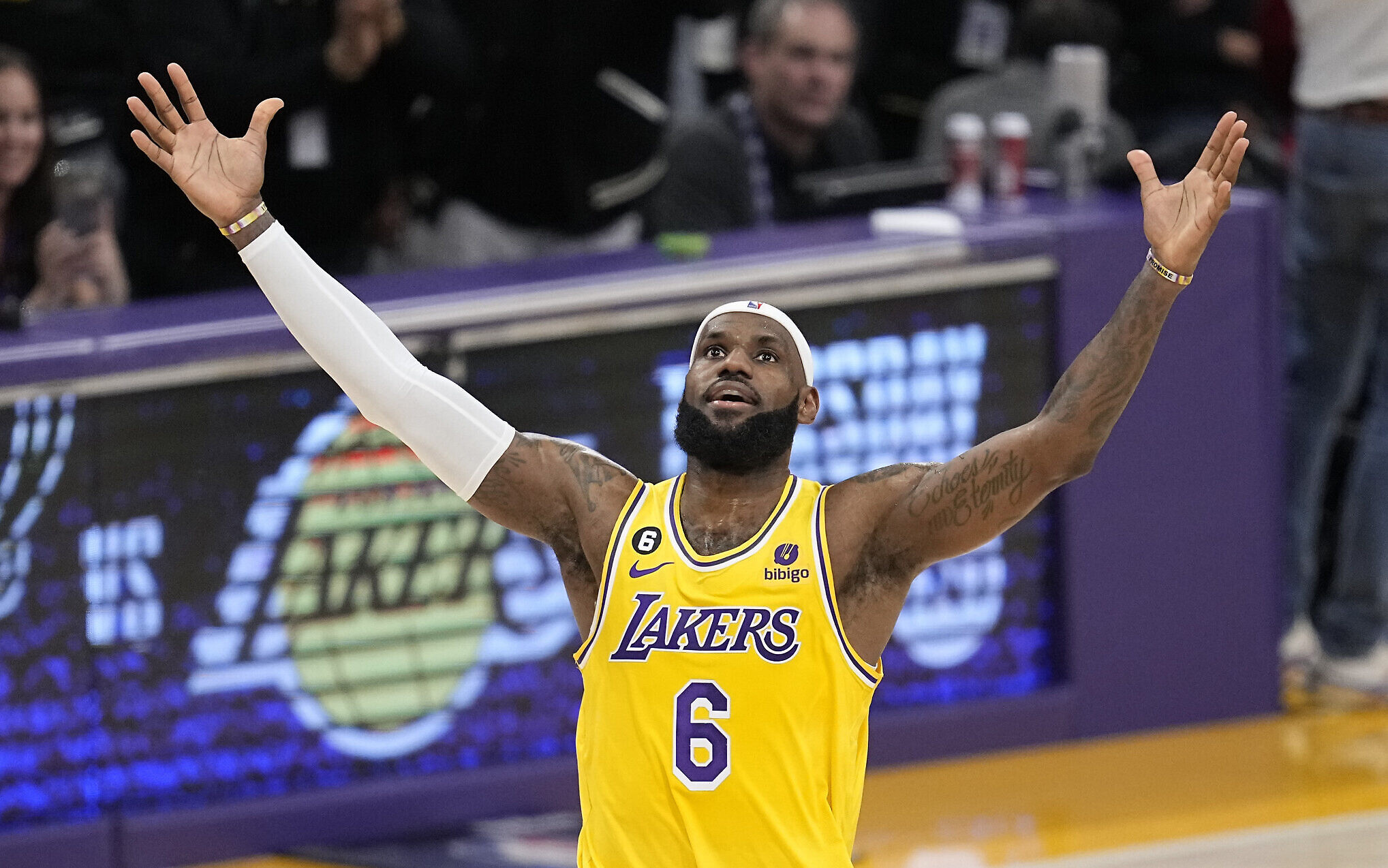 Epic Showdown: Steph Curry's Record Night and LeBron's Winning Free Throws in Warriors-Lakers Thriller