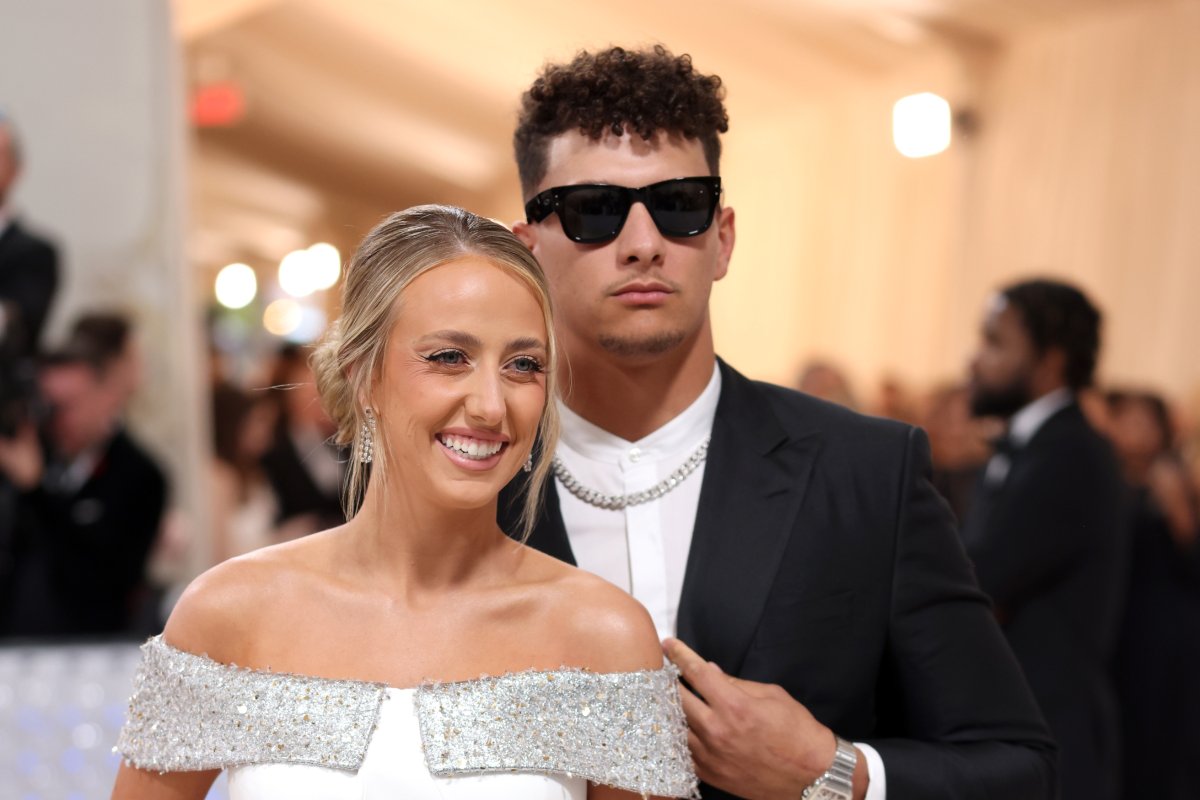 Navigating the Spotlight The Story Behind Brittany Mahomes' Fan Reactions