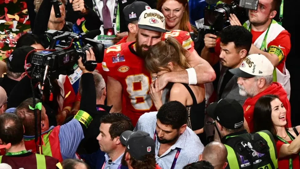 Taylor Swift comemora com Travis Kelce: por dentro do beijo da vitória no Super Bowl 2024