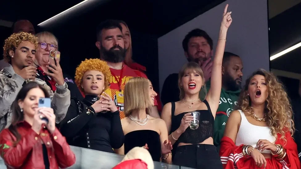 Taylor Swift comemora com Travis Kelce: por dentro do beijo da vitória no Super Bowl 2024