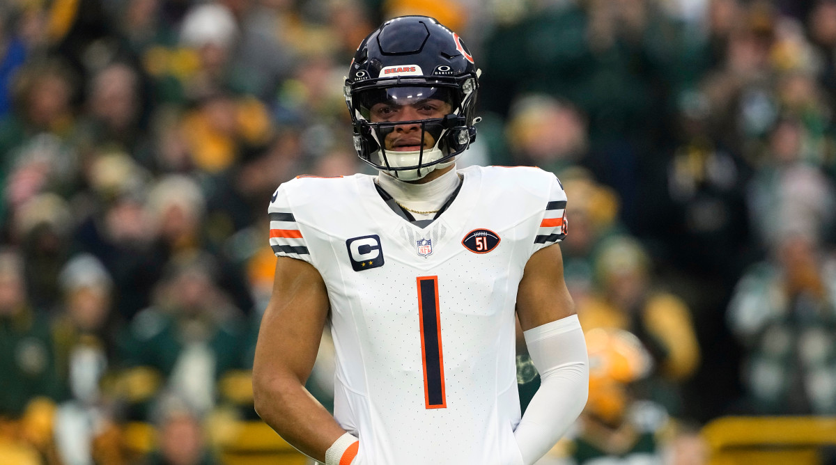 Chicago Bears at a Crossroads The Future of Justin Fields and the QB Trade Drama Unfolds--