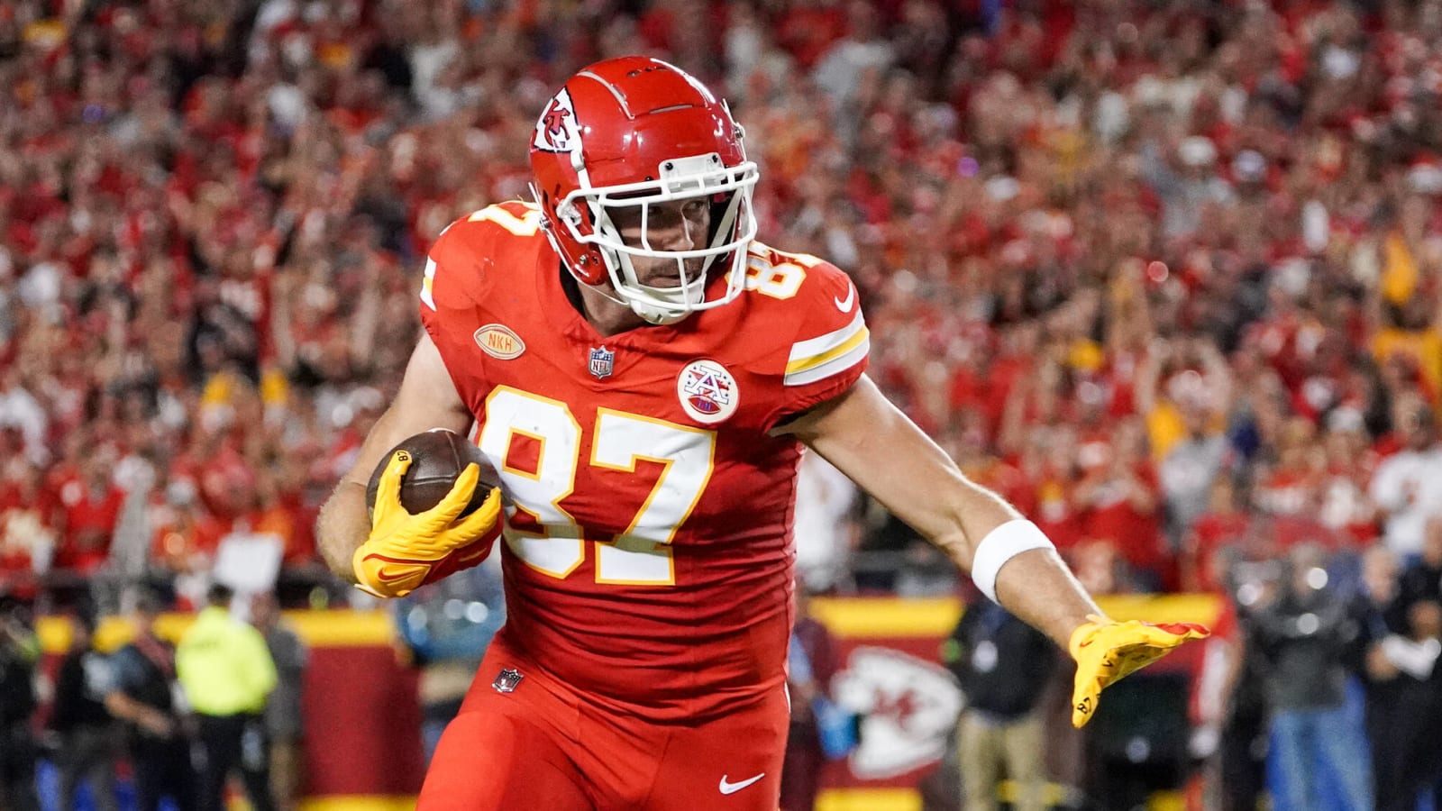  Chiefs' Travis Kelce Calls Out to Retired NFL Legend for a Stunning Comeback: A Dream Team in the Making?" NFL Comeback, Travis Kelce, Aaron Donald, Super Bowl, Chiefs Dynasty, NFL Defense, Sports News"