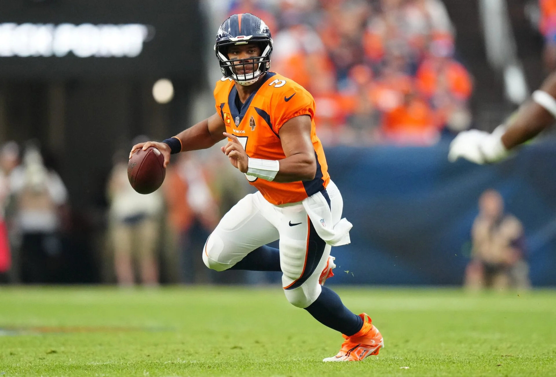 NFL Shakeup: Russell Wilson Leaves Denver Broncos, Eyes Future with Pittsburgh Steelers