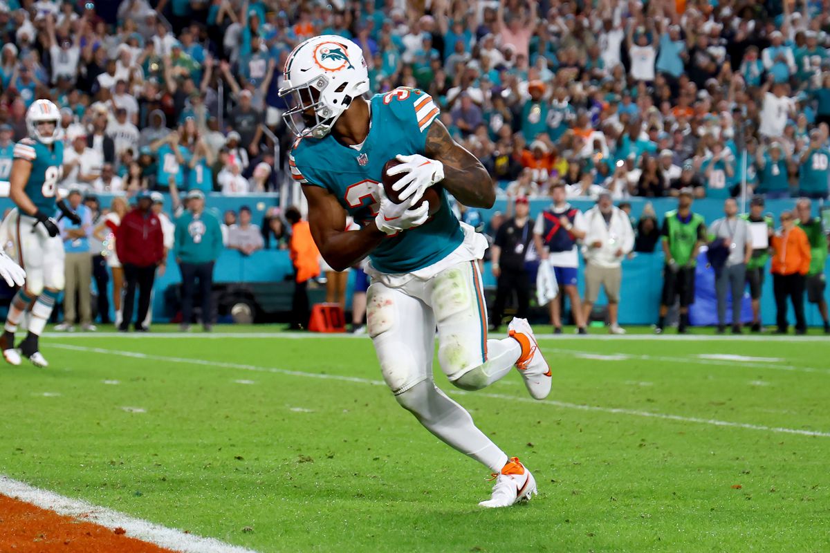 Raheem Mostert Secures a Lucrative Extension with the Miami Dolphins A Dive into His Career Resurgence