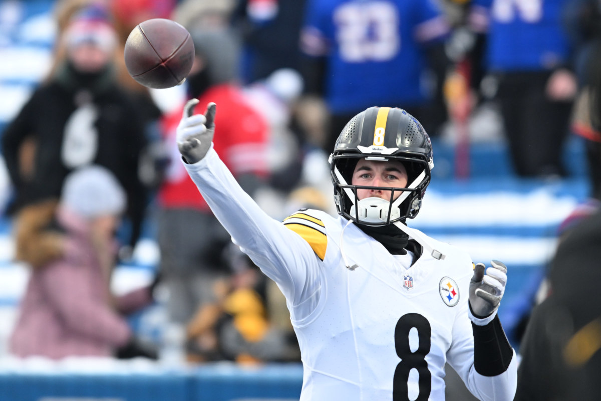 The Pittsburgh Steelers' Quarterback Conundrum: Kenny Pickett Takes Center Stage