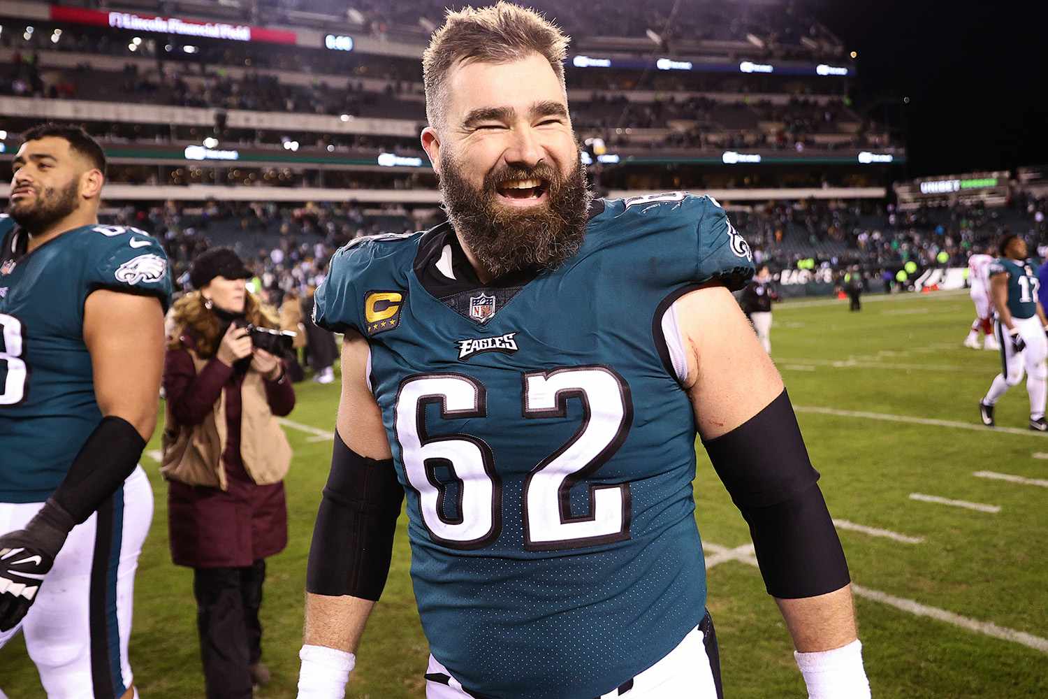  NFL Star Jason Kelce’s Super Bowl Ring Disappears Into a Vat of Cincinnati’s Famous Chili An Unbelievable Tale---