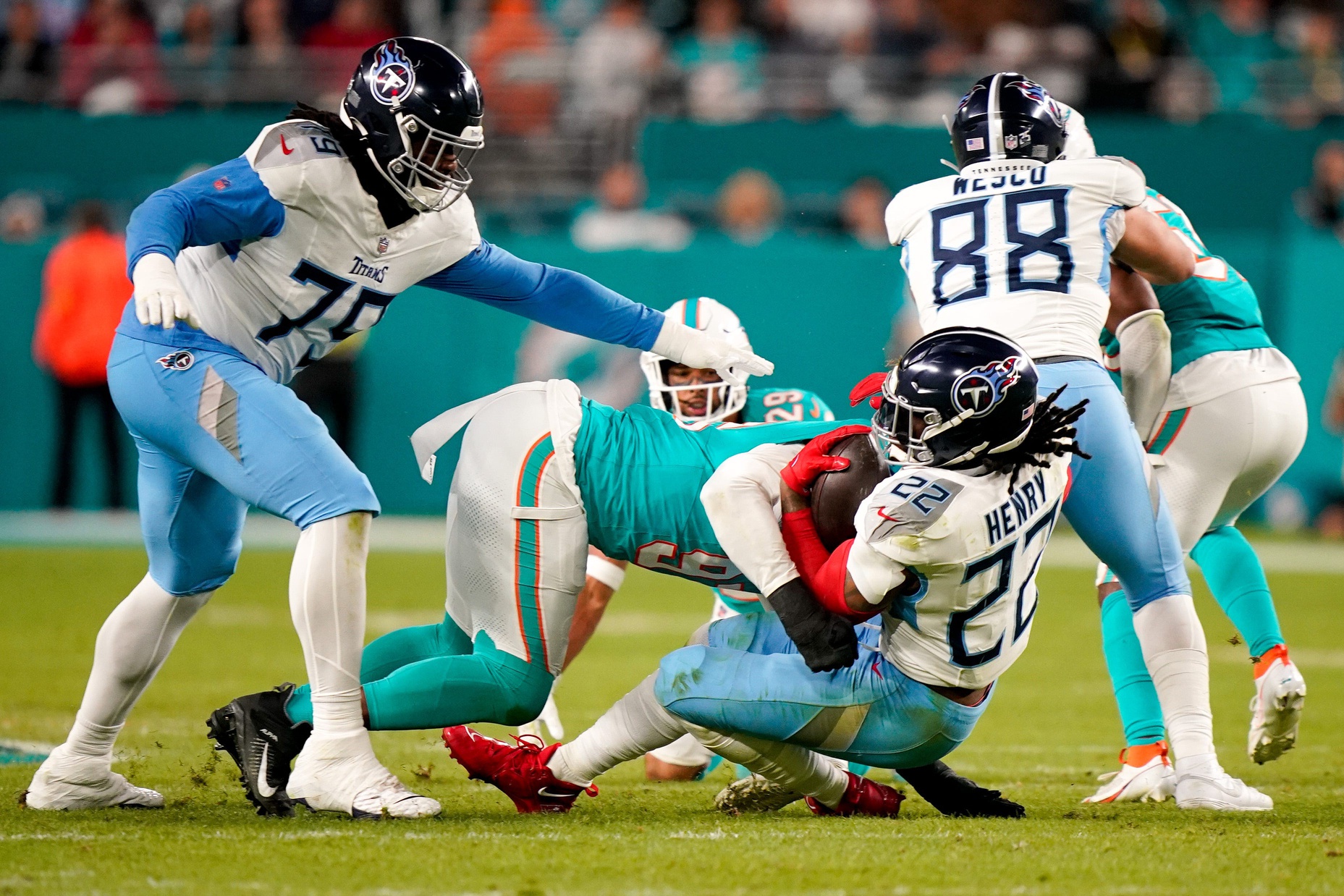  Eagles Urged to Sign Veteran Pass Rusher Emmanuel Ogbah.