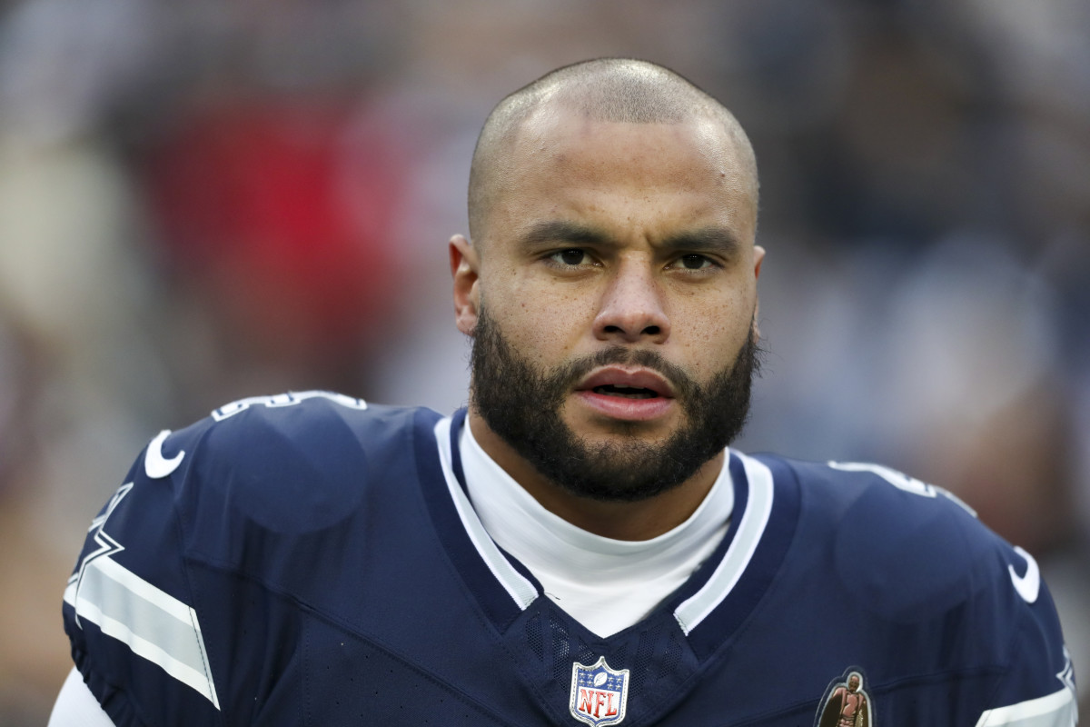  Exciting Team Reunion Dak Prescott Welcomes Ezekiel Elliott Back to the Cowboys for a New Season-