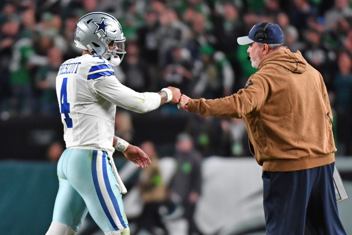  Exciting Team Reunion Dak Prescott Welcomes Ezekiel Elliott Back to the Cowboys for a New Season---