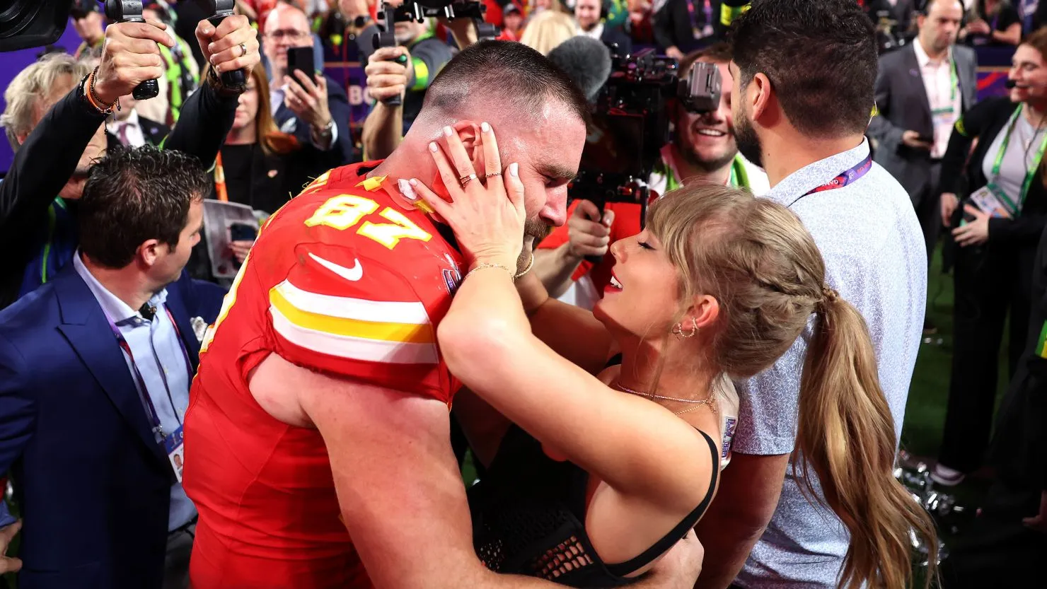 Jana Kramer Critiques Chiefs Star Travis Kelce He Reminds Me of My Ex