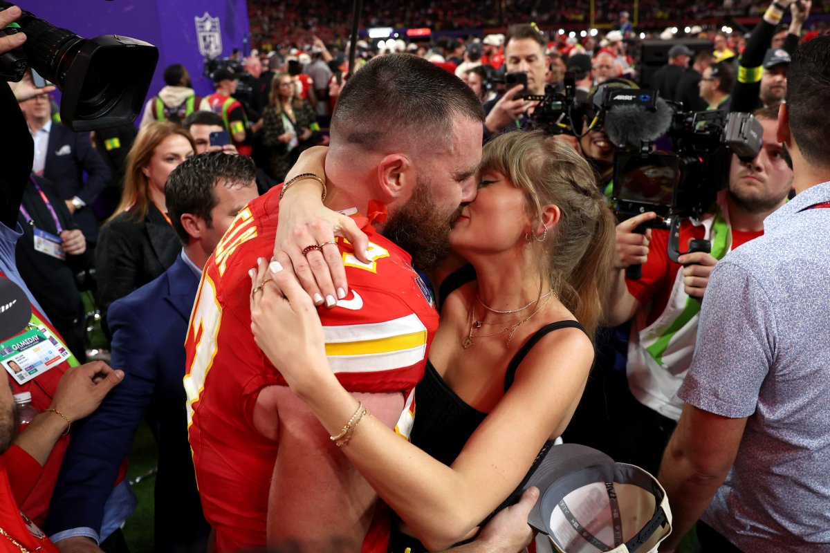 Jana Kramer Critiques Chiefs Star Travis Kelce He Reminds Me of My Ex