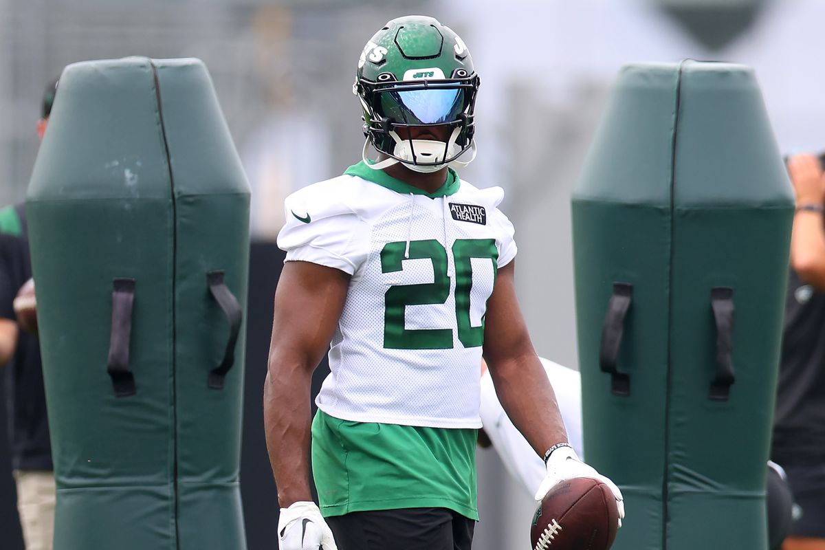 Jets' Breece Hall Poised for Breakout Season in 2024, Says ESPN Analyst..