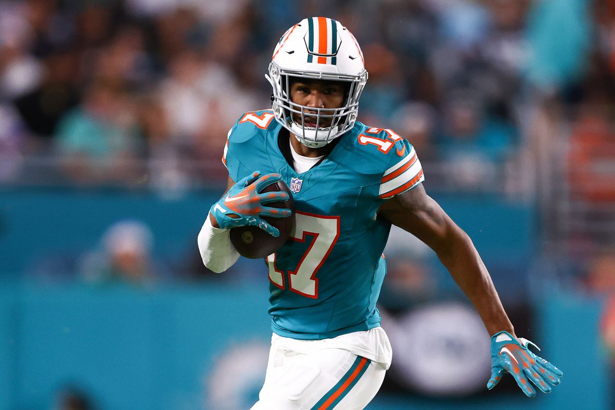 Navigating the Ripple Effects Jaylen Waddle's Contract and Its Impact on the NFL Receiver Market