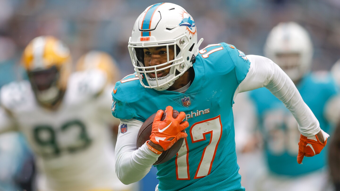 Navigating the Ripple Effects Jaylen Waddle's Contract and Its Impact on the NFL Receiver Market